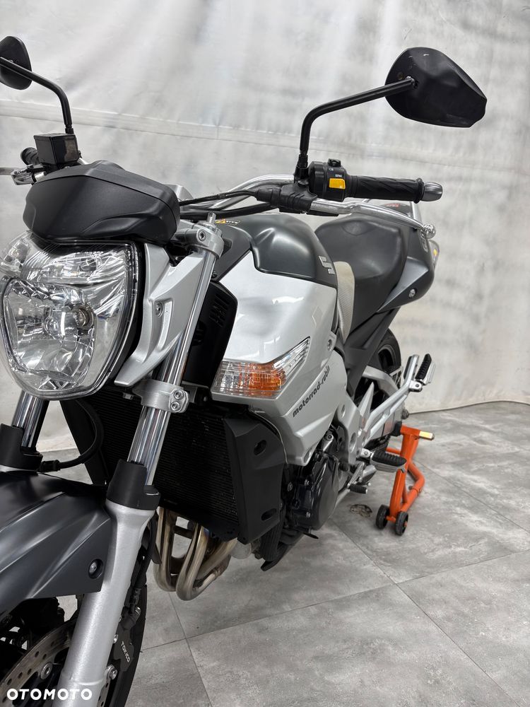 Suzuki GSR - 13