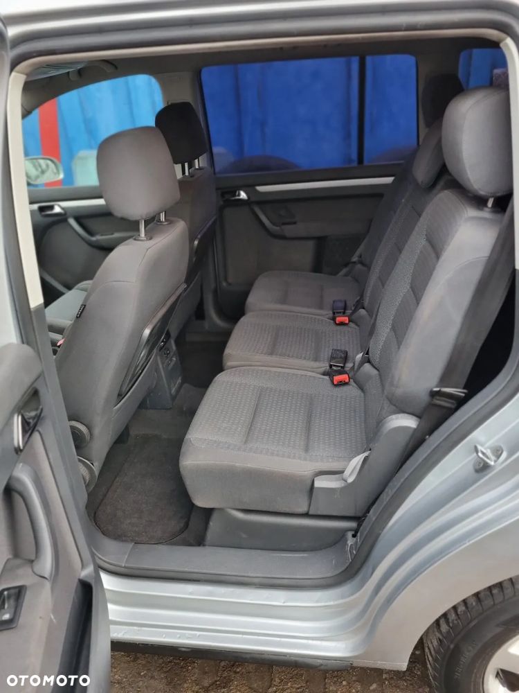 Volkswagen Touran - 12