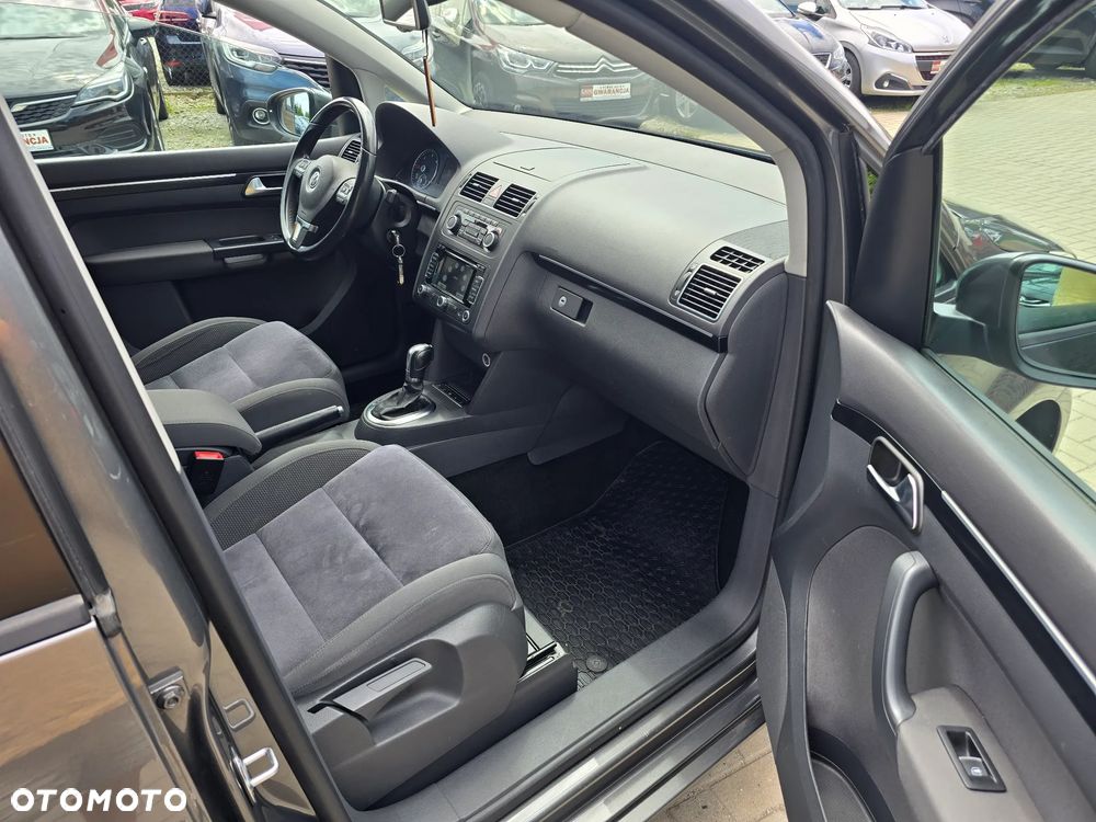 Volkswagen Touran - 12