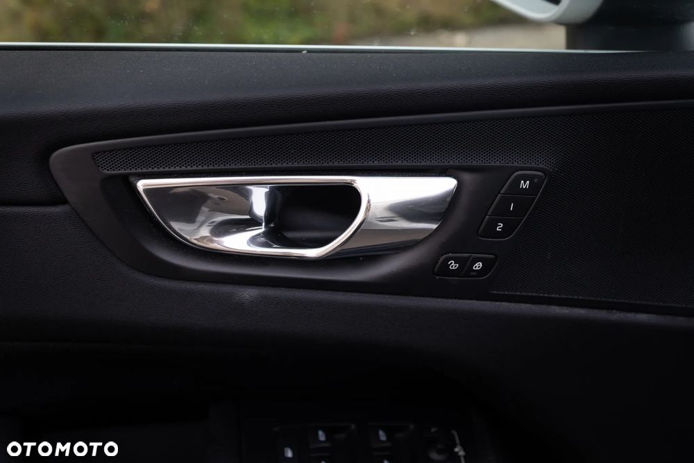 Volvo XC 60 T5 AWD R-Design - 28