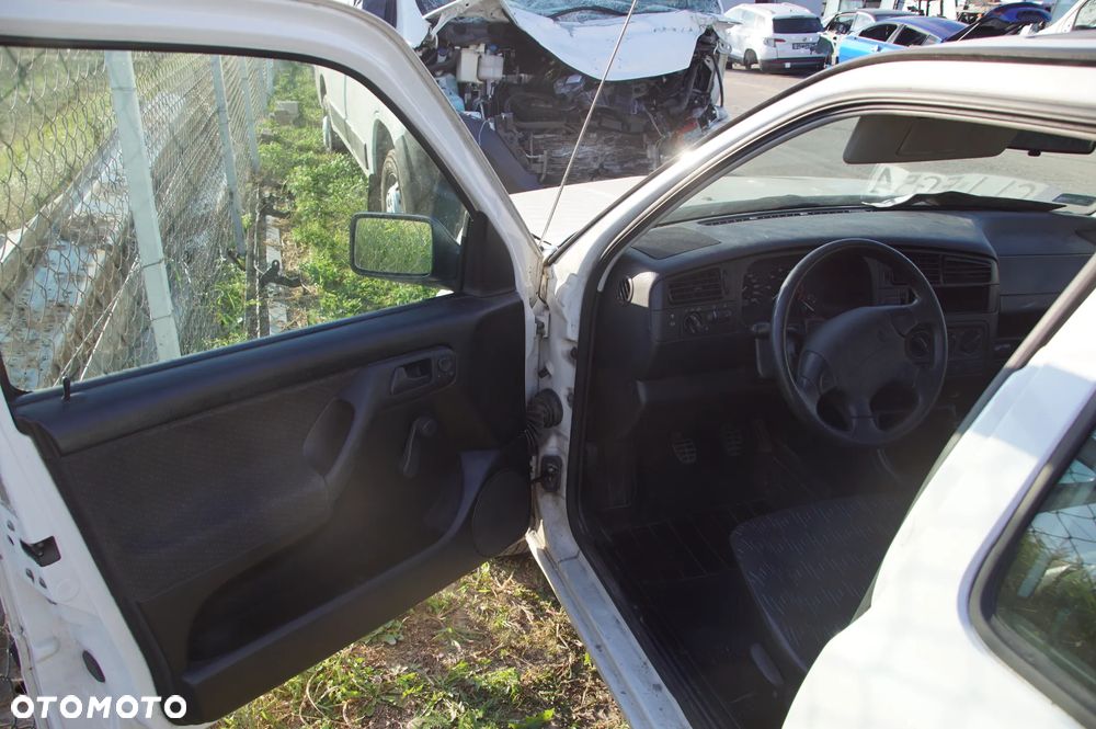 Auto na części - Volkswagen Golf III 1.4 8V 60 KM AEX DGL LB9A 1996R Silnik Skrzynia Drzwi Szyba Lusterko Błotnik Klapa Zderzak Deska Kokpit Sterownik Moduł Czujnik Licznik Kierownica - 8