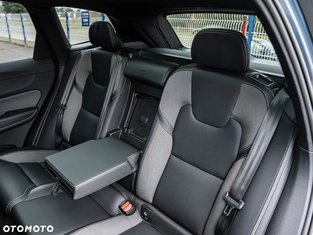 Volvo XC 60 B4 D Plus Dark - 28