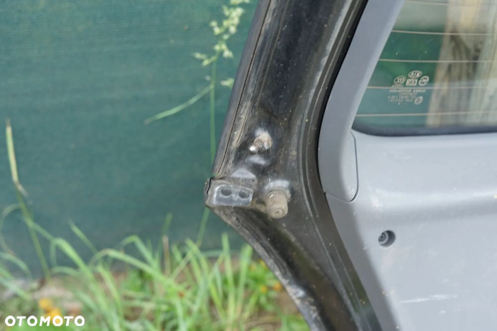 Klapa bagażnika tył tylna Kia Rio II Czarna - 13