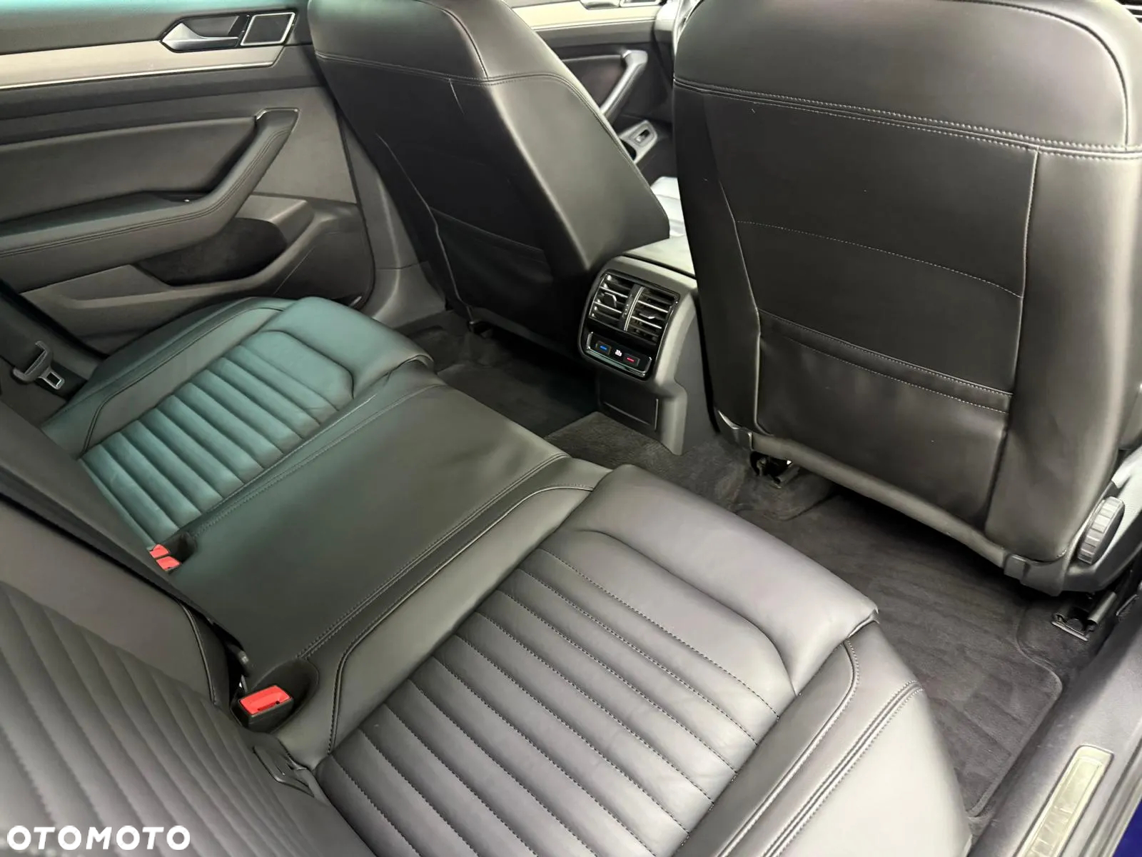 Volkswagen Passat Variant 2.0 TDI SCR DSG Highline - 35