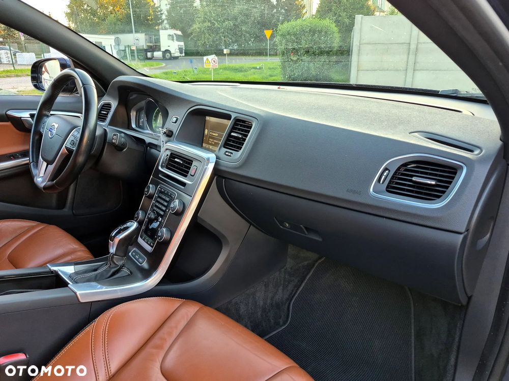 Volvo V60 D6 AWD Plug-in Hybrid R-Design Momentum - 13