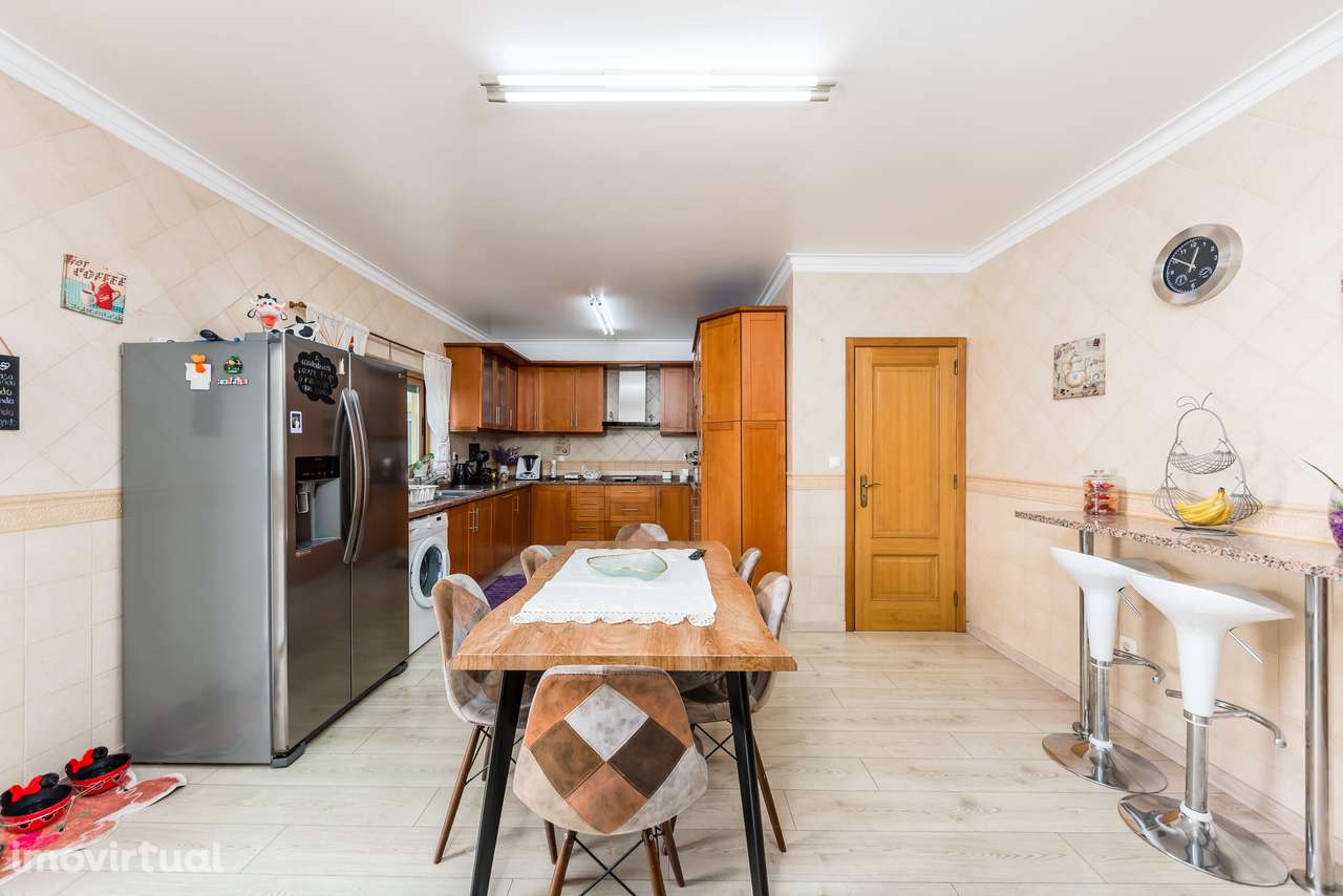 Moradia com 5 quartos| 2 Suite | Garagem e Sótão | 5m Metro - Grande imagem: 4/49