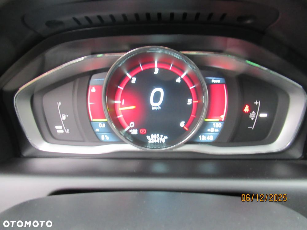 Volvo XC 60 D4 AWD R-Design Momentum - 8