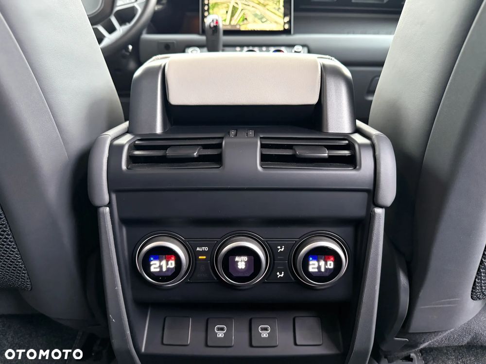 Land Rover Defender 110 D300 X-Dynamic HSE - 16