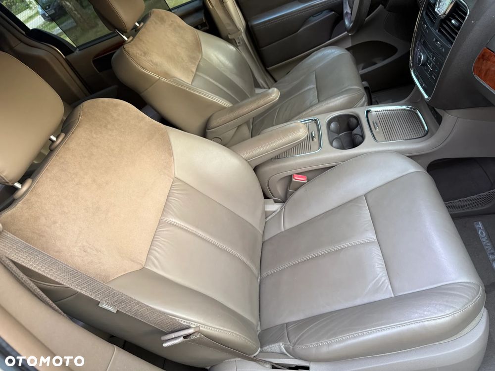Chrysler Town & Country 3.6 Limited - 17