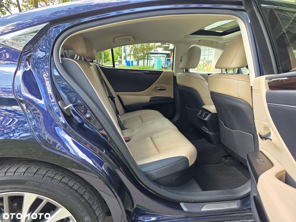 Lexus ES 300h Prestige - 31
