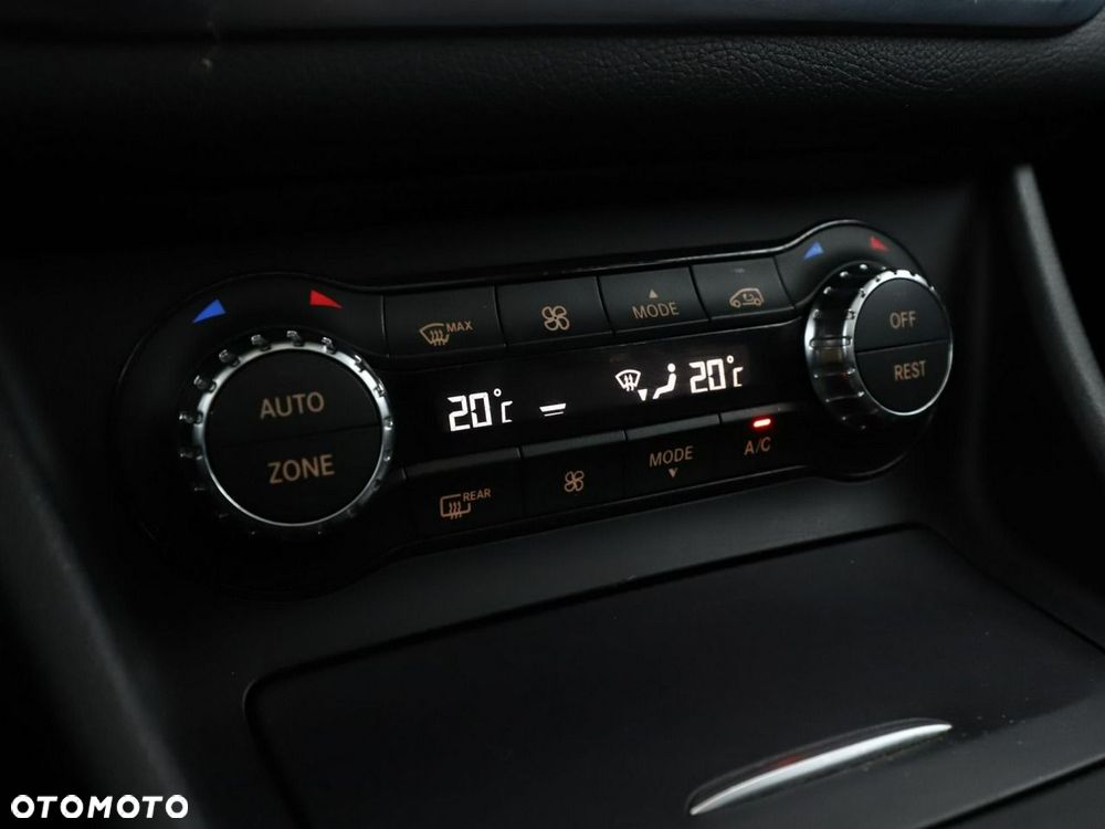 Mercedes-Benz GLA 180 Urban - 28