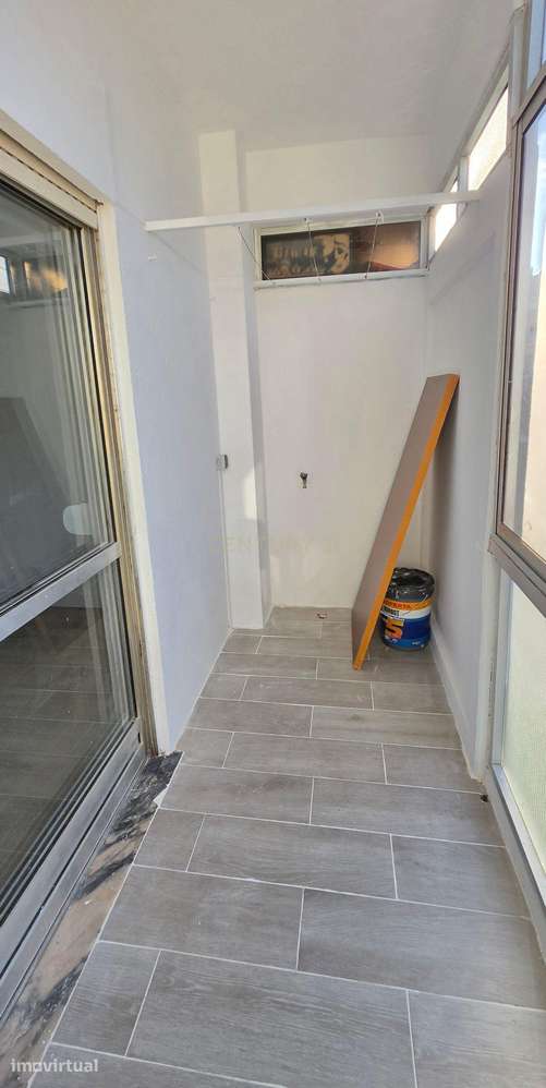 Apartamento T1 remodelado em Monte Abraão - Grande imagem: 4/13