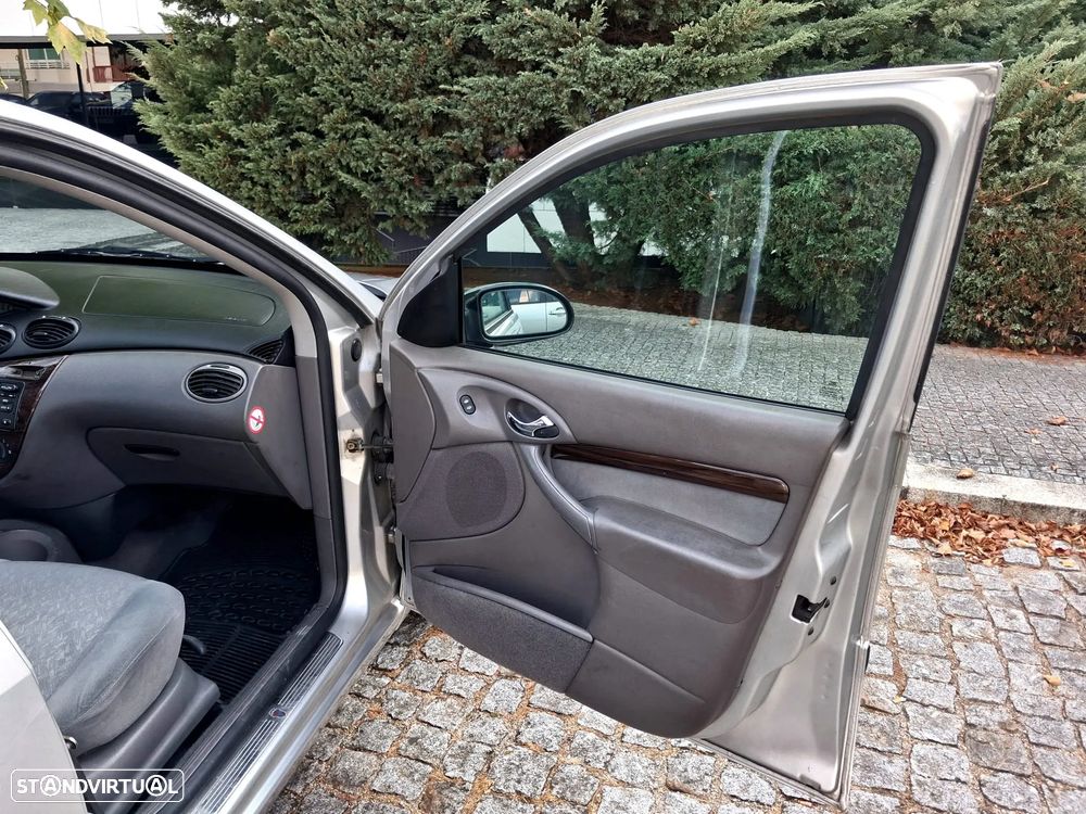 Ford Focus SW 1.6 Ghia - 26