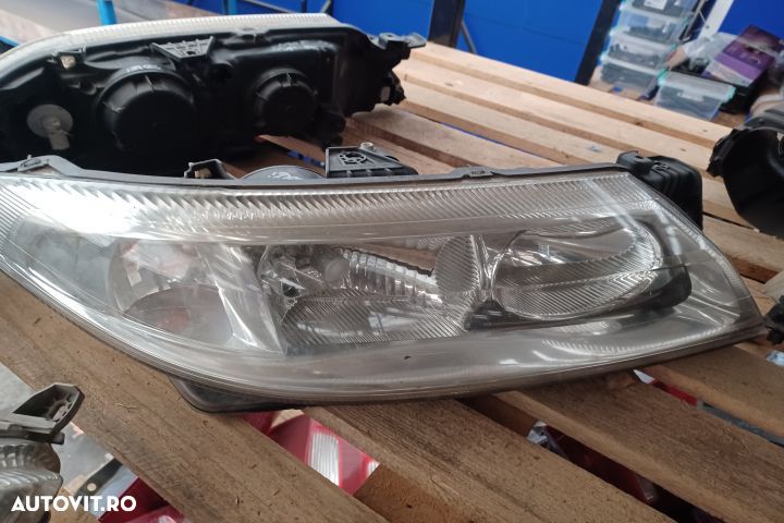 Far dreapta Renault Laguna 2  [din 2001 pana  2005] seria Liftback 1.8 MT (123 hp) - 3