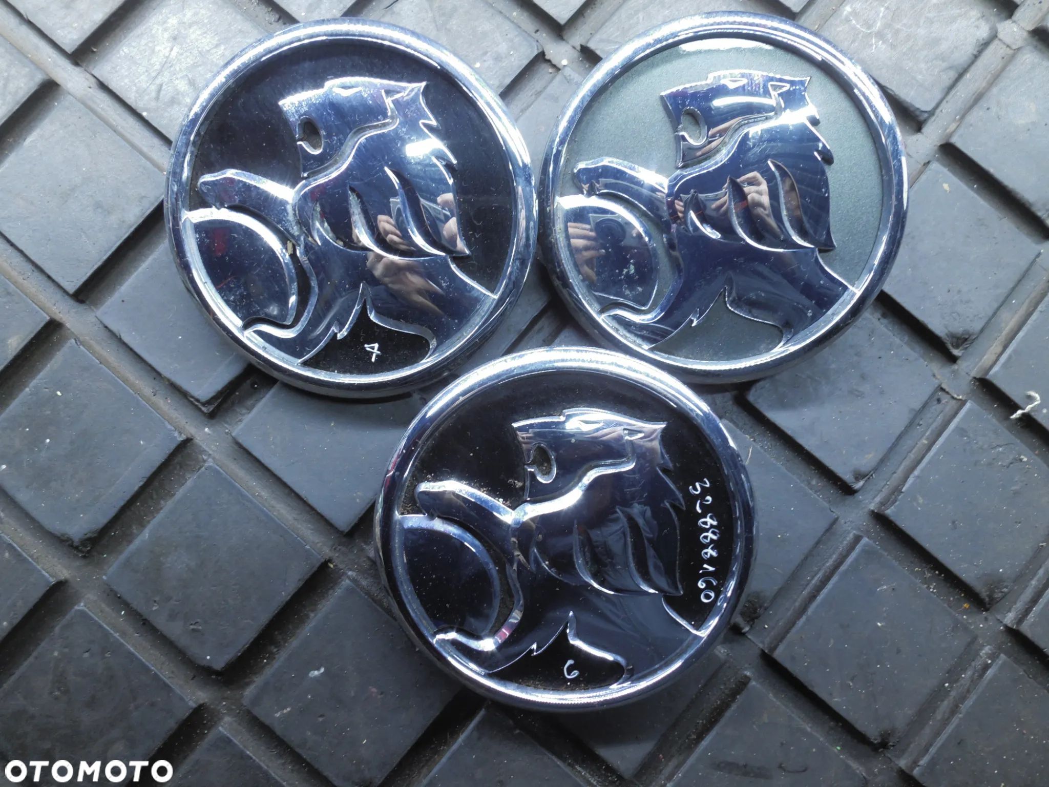 LOGO PRZYCISK KLAPY TYLNEJ OPEL ASTRA J IV HB 39061716 - 1