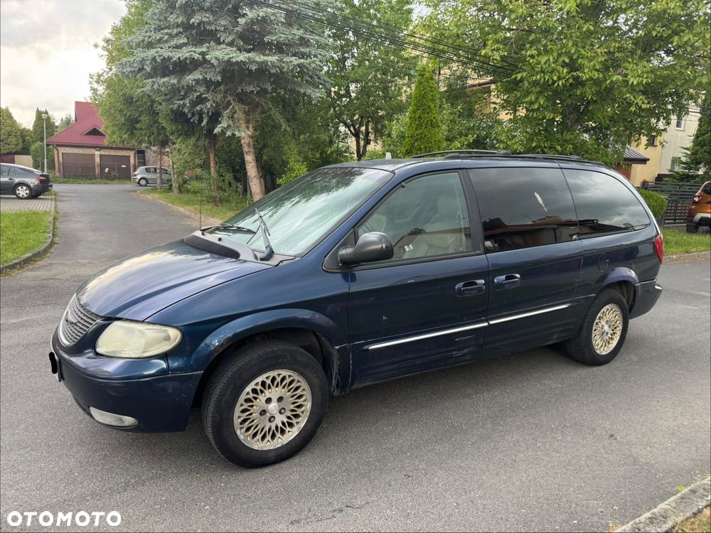 Chrysler Town & Country - 7