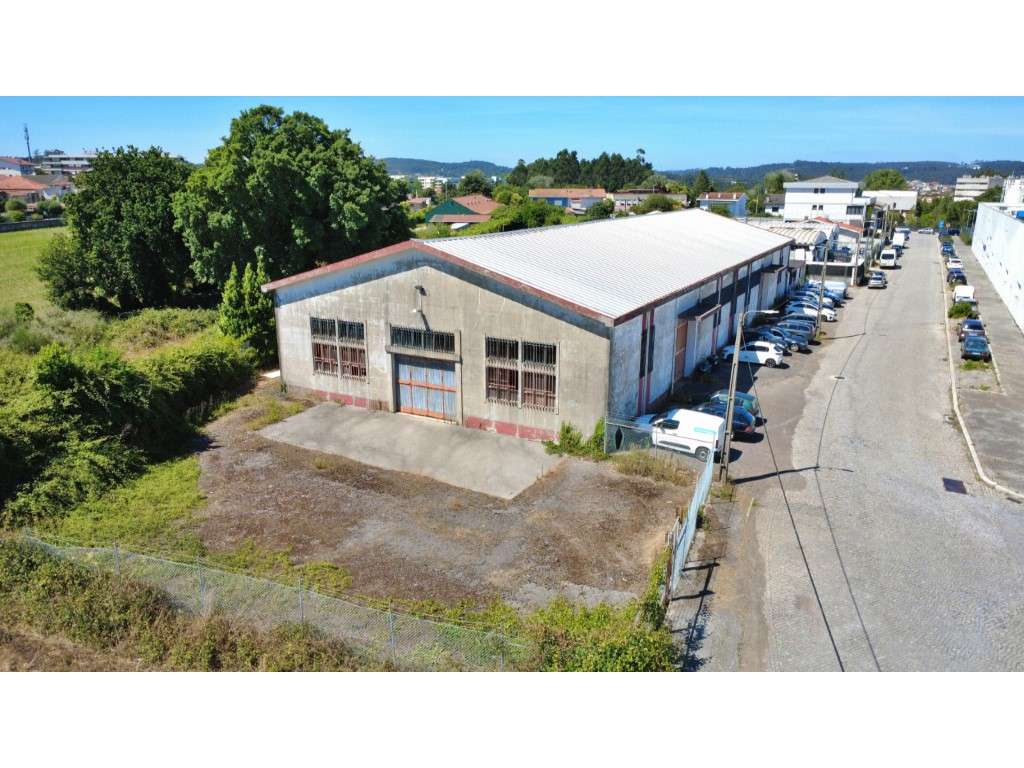 Armazém com enorme potencial no centro do Castêlo da Maia - Grande imagem: 2/5
