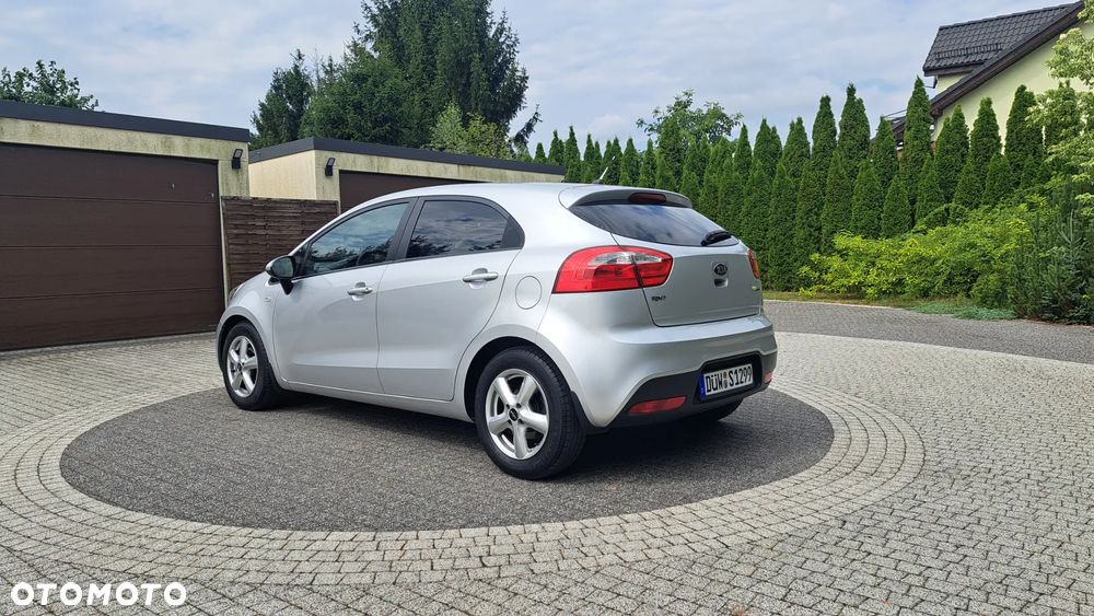 Kia Rio 1.2 Fifa World Cup Edition - 4