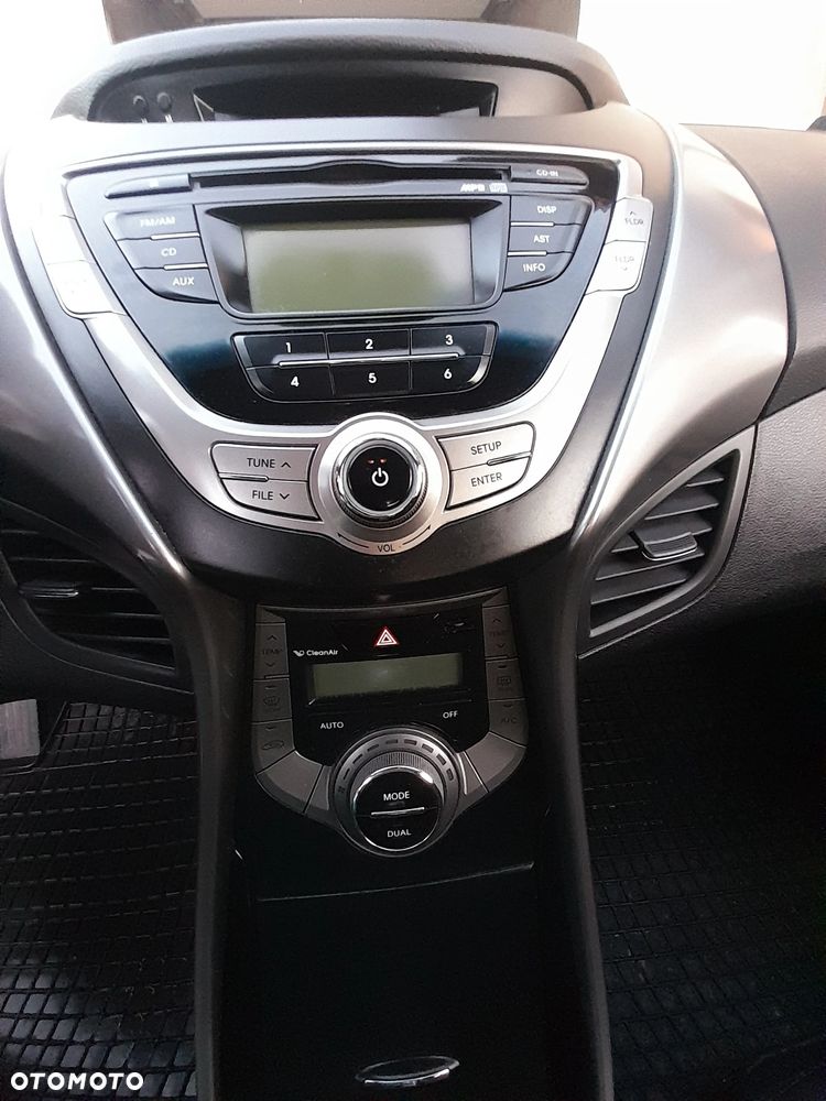 Hyundai Elantra 1.6 Comfort - 13