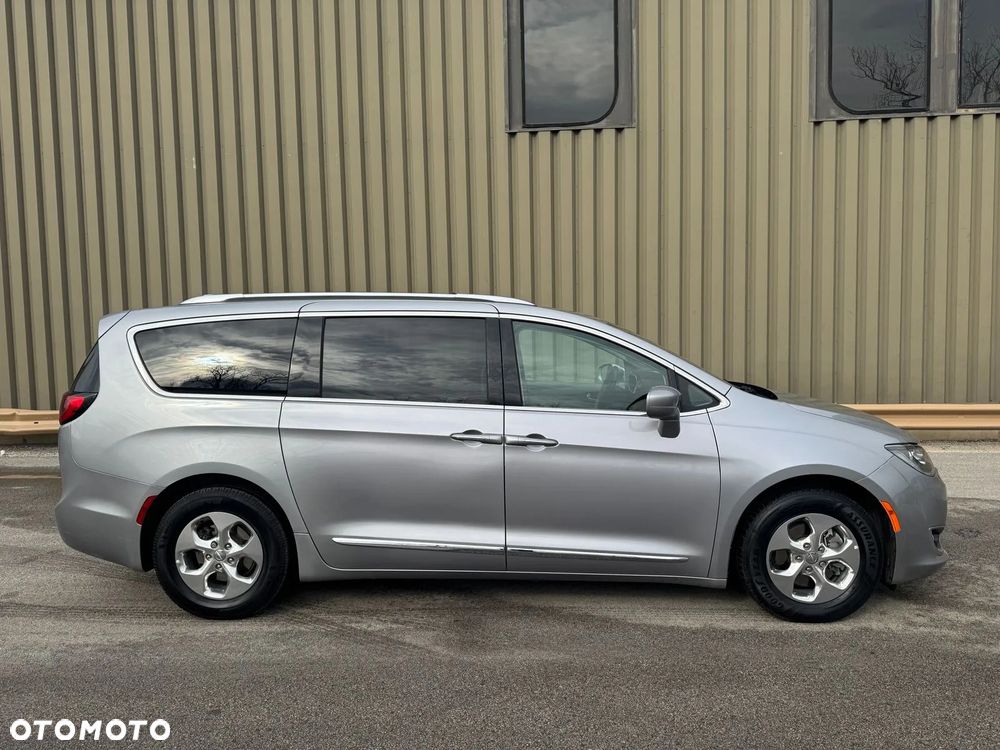 Chrysler Pacifica - 4