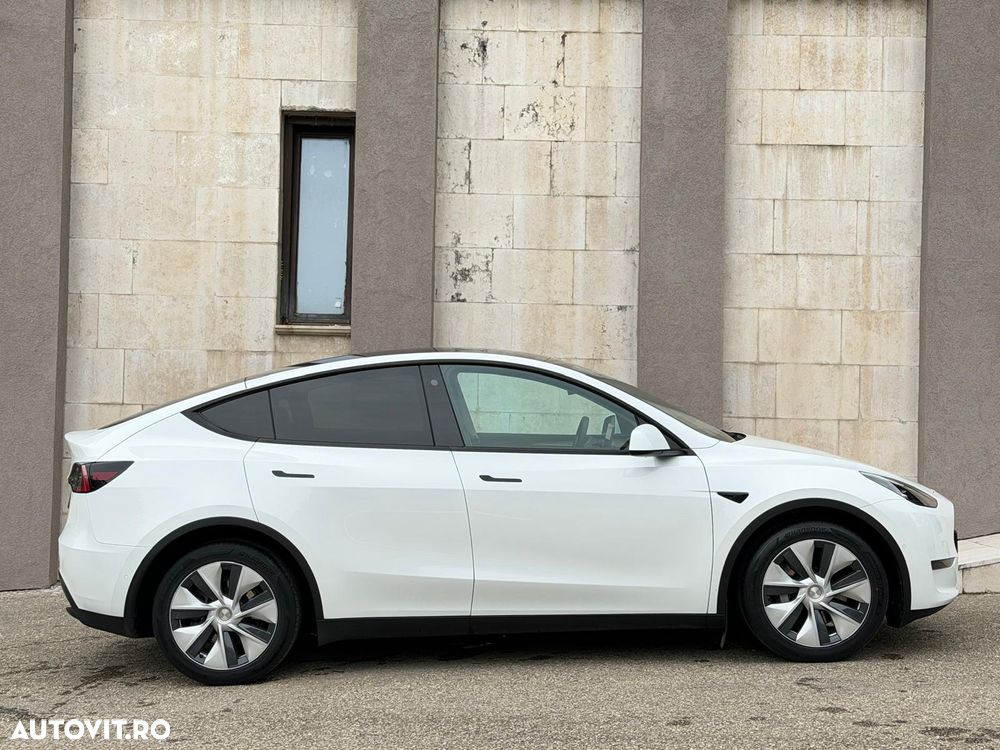 Tesla Model Y - 11