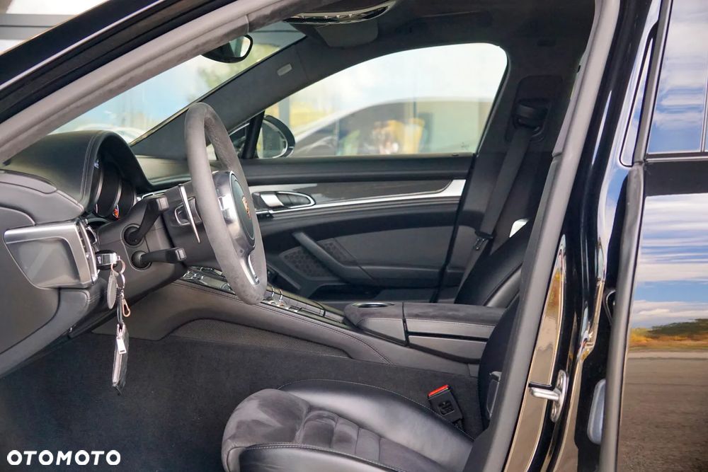 Porsche Panamera GTS PDK - 17