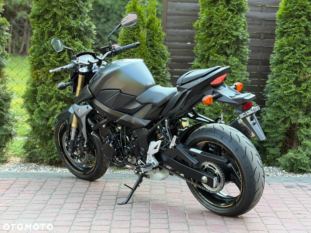 Suzuki GSR - 8