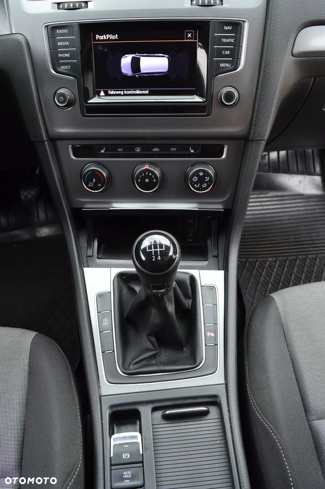 Volkswagen Golf 1.6 TDI BlueMotion Technology Comfortline - 25