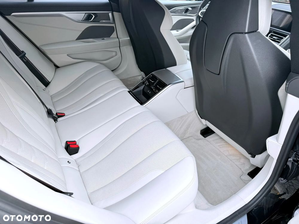 BMW Seria 8 - 21