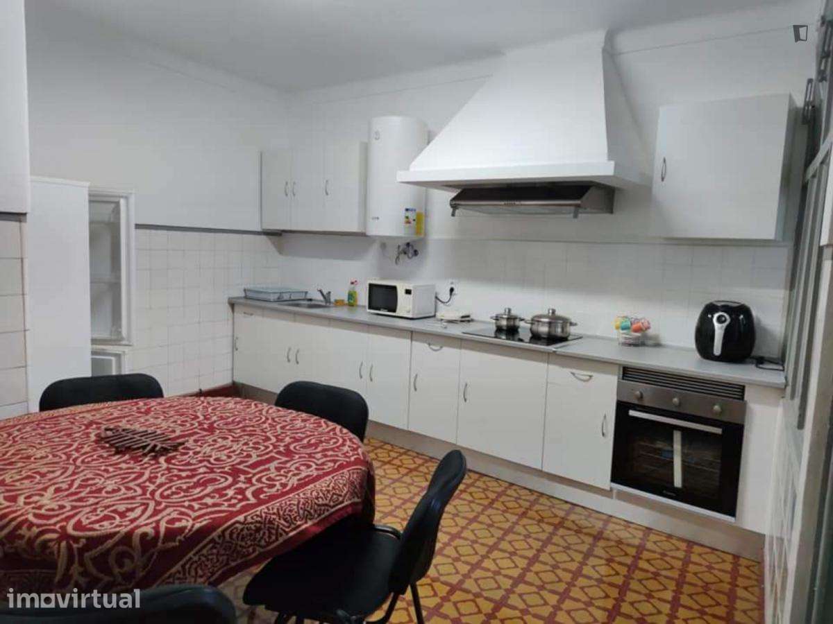 Quarto - localizado em Covilha - Grande imagem: 2/8
