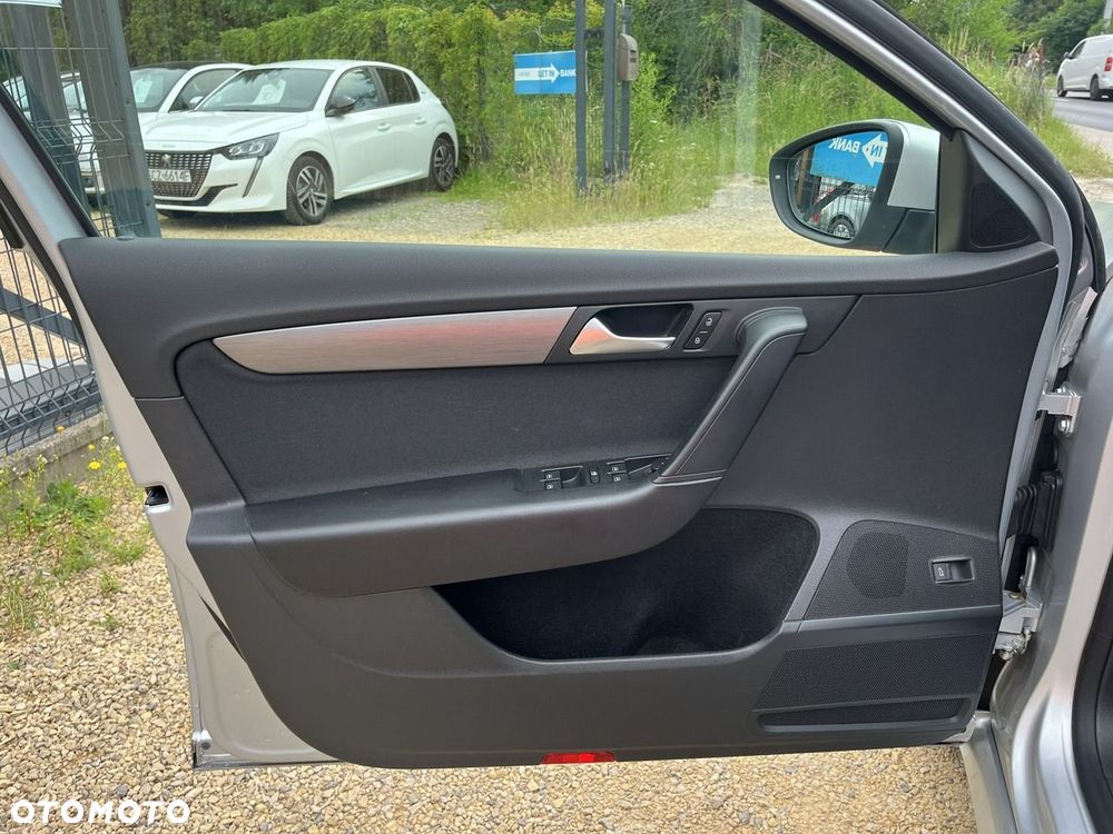 Volkswagen Passat - 11