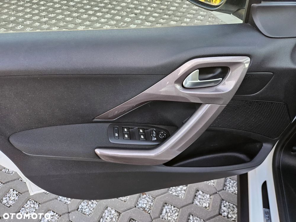 Peugeot 2008 1.2 Pure Tech Style - 9