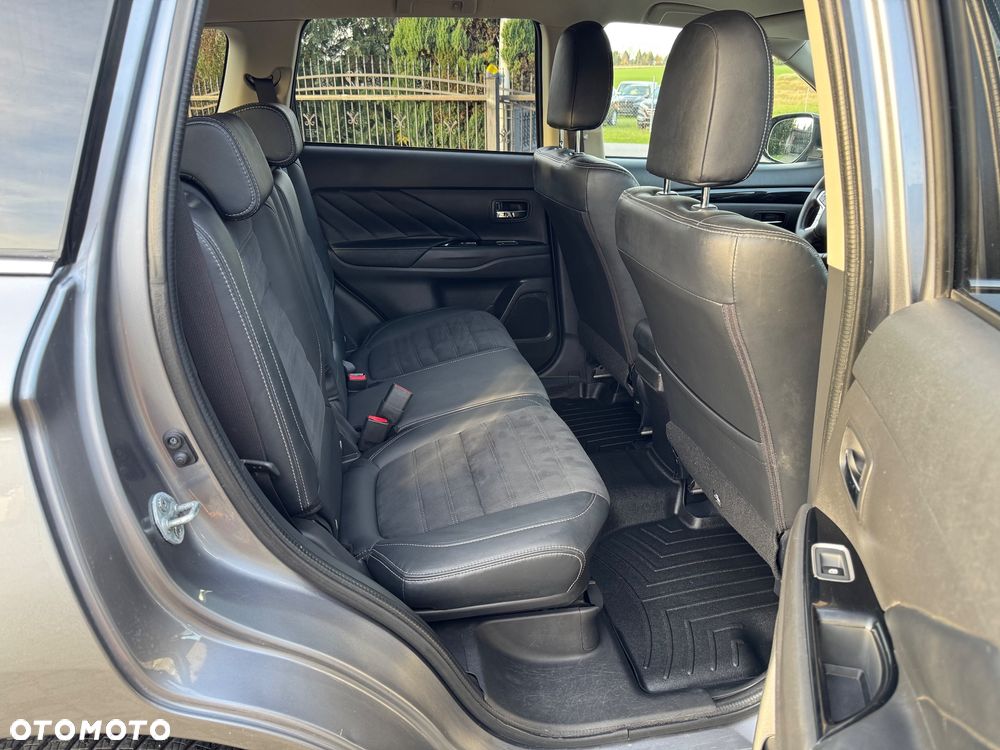 Mitsubishi Outlander 2.0 4WD Plug-In Hybrid Top - 16