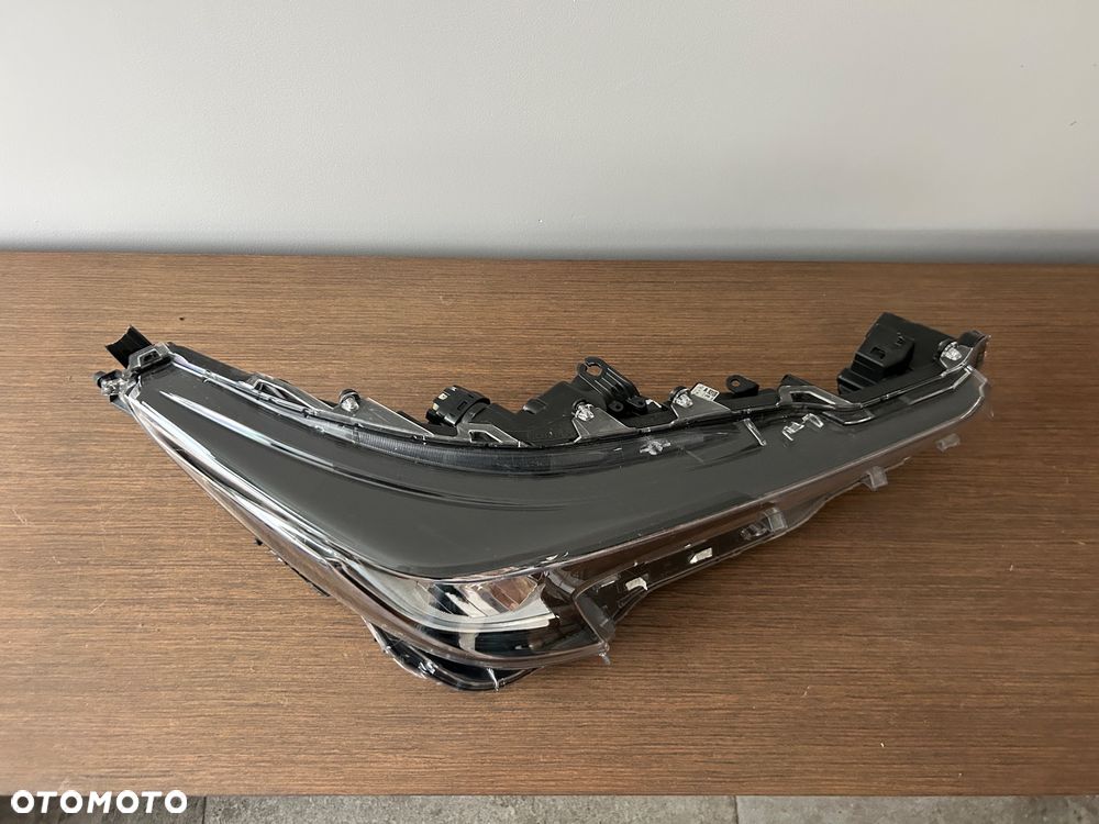 TOYOTA COROLLA E21 LAMPA PRZÓD PRZEDNIA PRAWA 81110-02S60 90119224