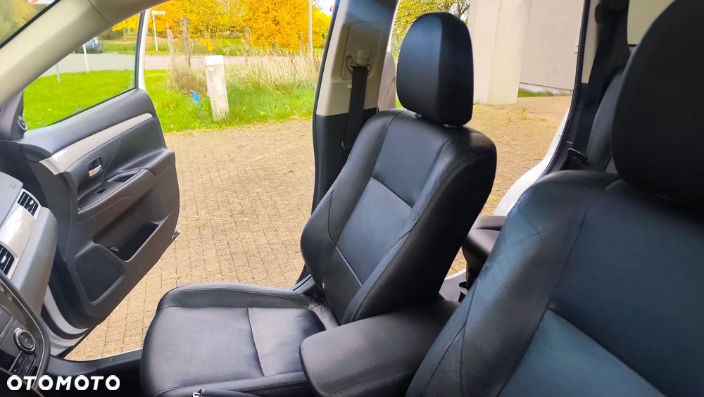 Mitsubishi Outlander 2.0 4WD Top - 13