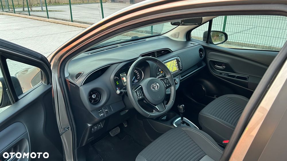 Toyota Yaris Hybrid 100 Business Edition - 17