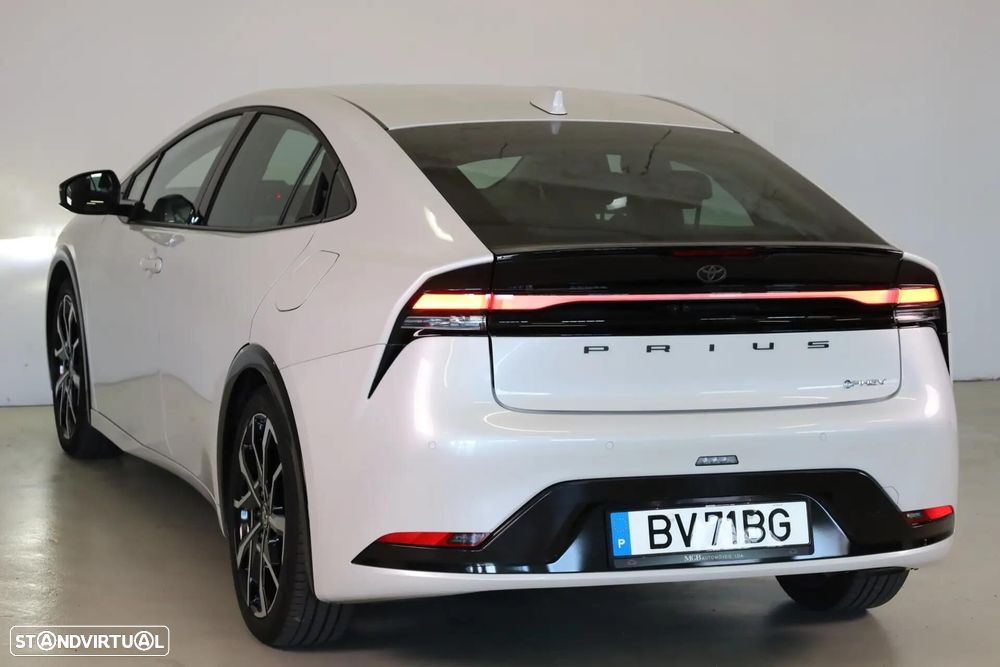 Toyota Prius 2.0 Plug-in Luxury - 17