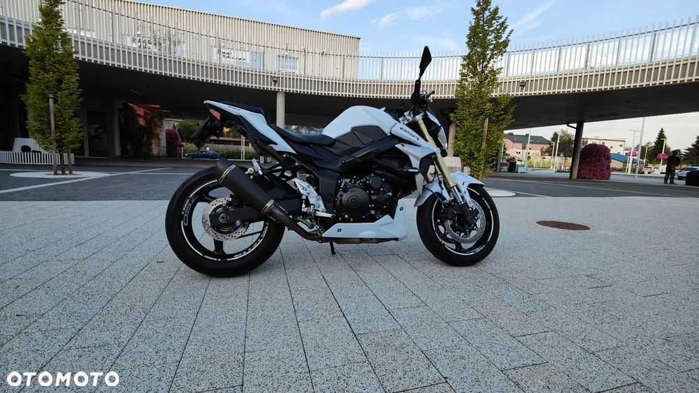 Suzuki GSR - 25