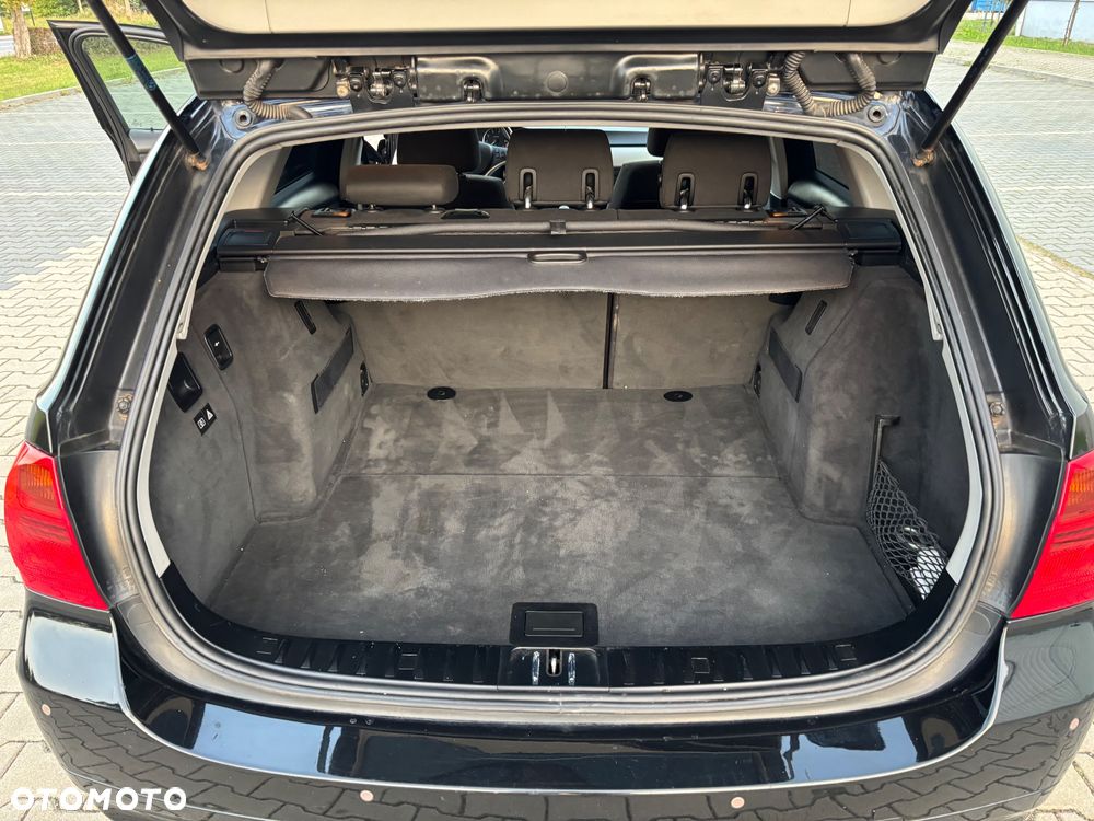 BMW Seria 3 318i Touring - 30