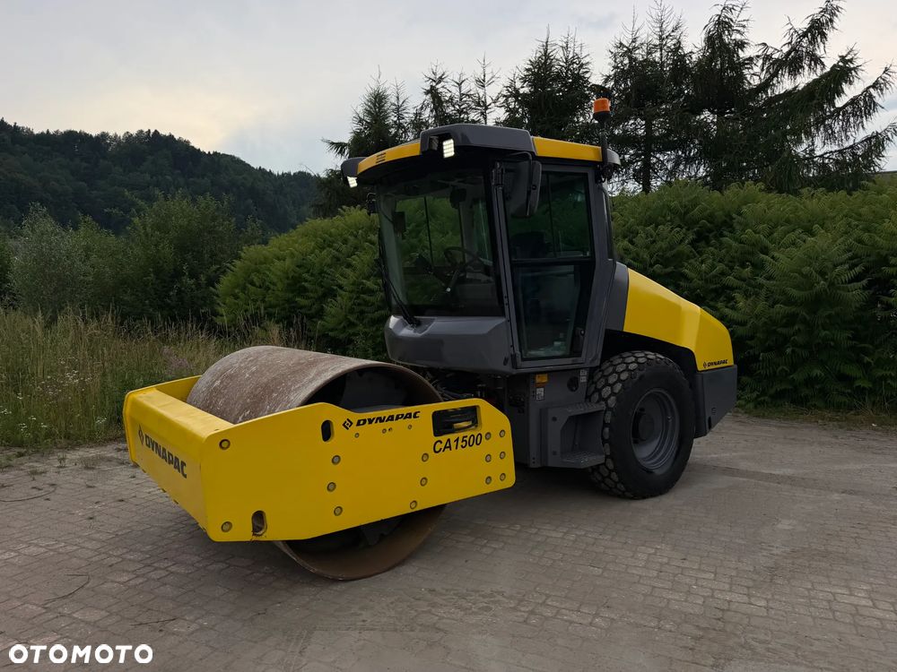 Dynapac Atlas Copco CA1500 D Walec Drogowy Terenowy Guma-Stal. 9 ton. Import Norwegia 2015rok. Maszyna w pięknym stanie! Wentylacja Klima. Serwisy w Dekra AKTUALNE 2026r. Zero zniszczeń IGŁA Po serwisach eksploatacyjnych w Norwegii. Walec z Upadłości od pierwszego właściciela. Obrotowy fotel wraz ze sterowaniem. Dokumenty Dekra! Silnik Cummins 110Km. Nagłośnienie radio! Usb. Zero luzów i wycieków! Niski Przebieg 200mtg. Oryginał! Wielka Okazja - 1