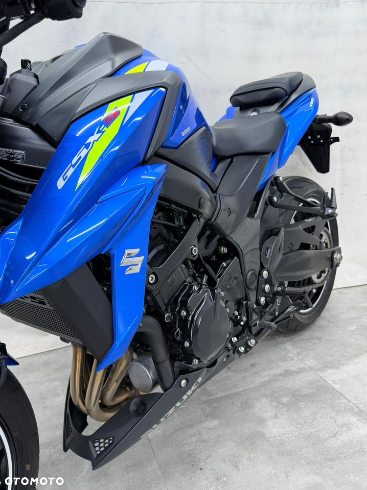 Suzuki GSX - 23