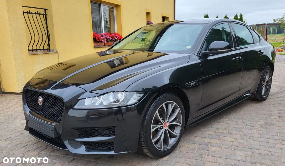 Jaguar XF 20d R-Sport - 25