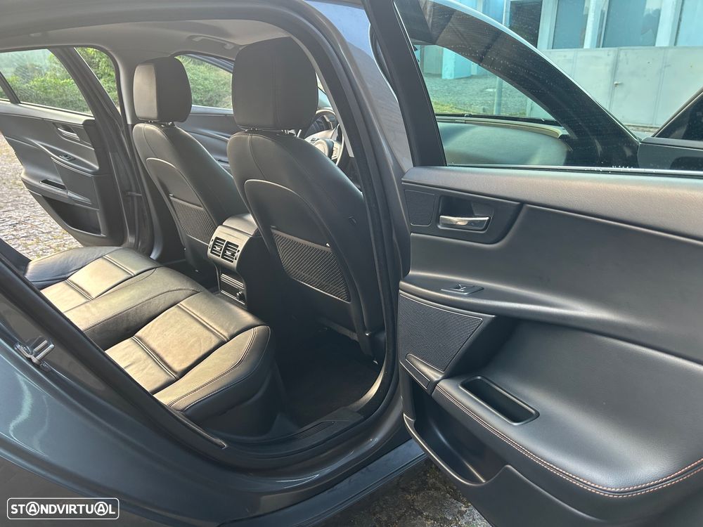 Jaguar XE 2.0 D Portfolio - 15