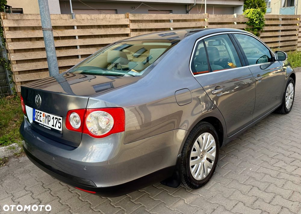 Volkswagen Jetta 1.6 Comfortline - 11