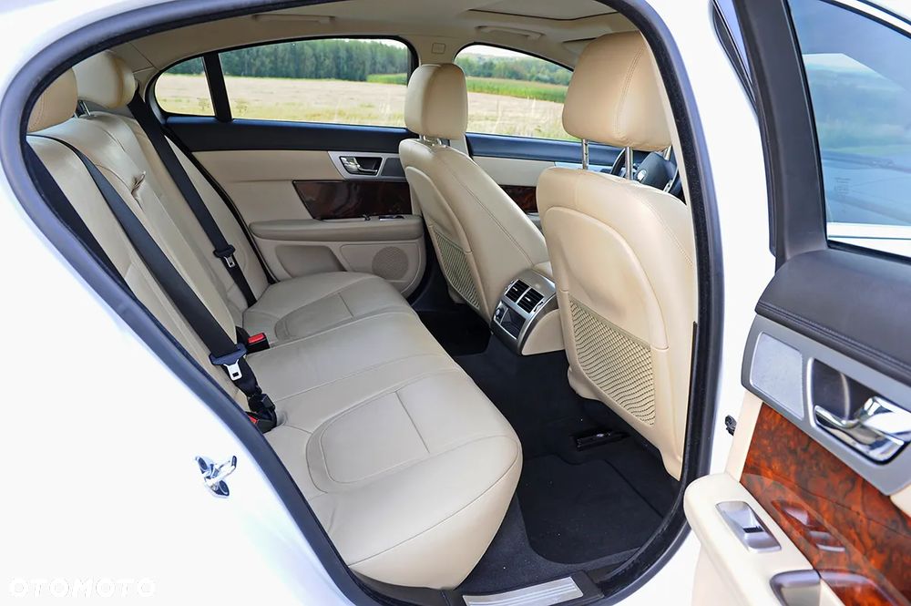 Jaguar XF 2.0 T Premium Luxury - 9