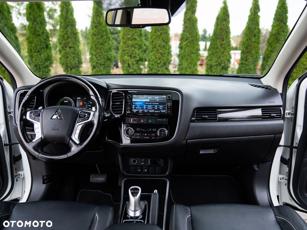 Mitsubishi Outlander 2.0 4WD Plug-In Hybrid Plus - 30