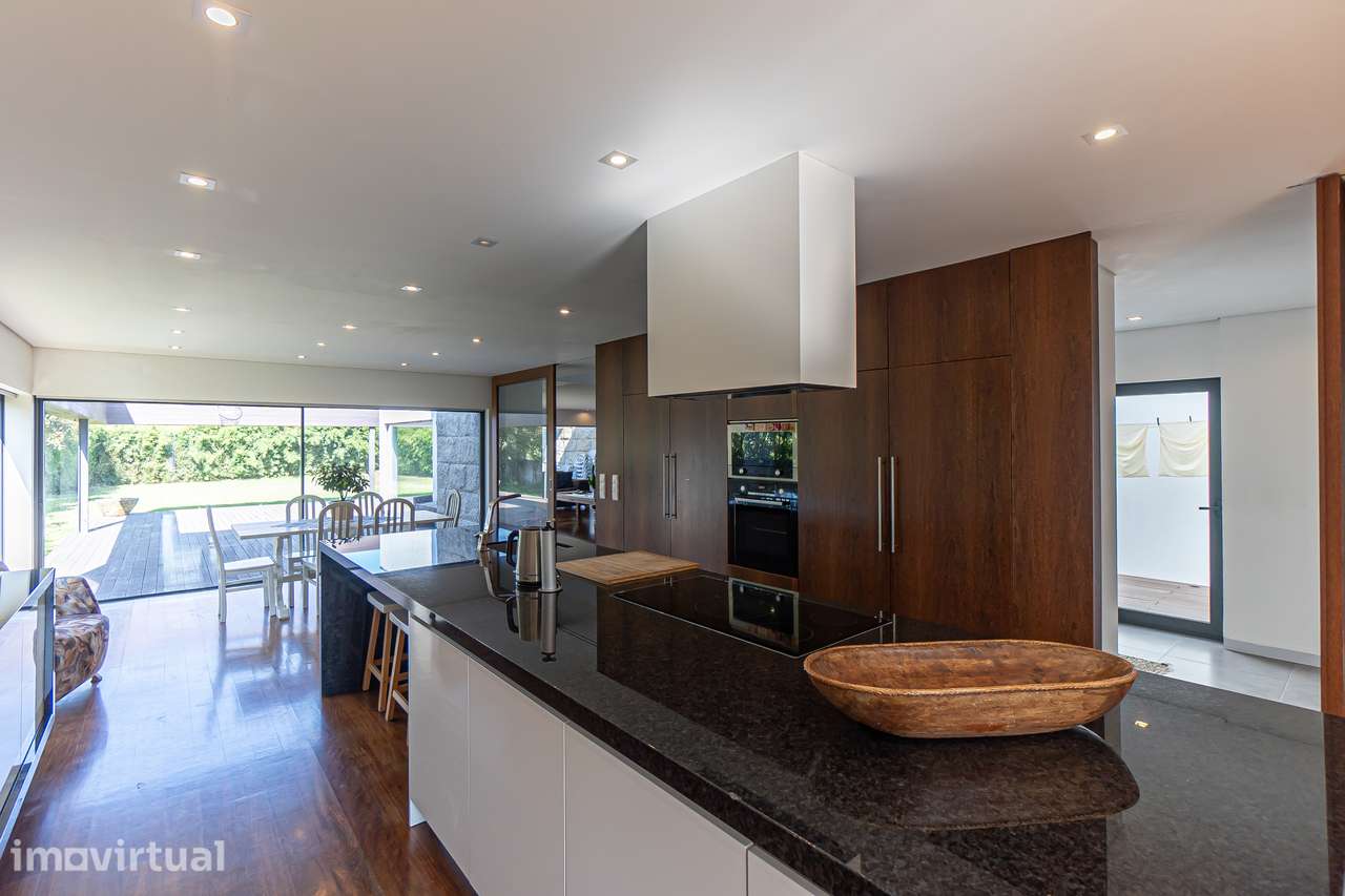 MORADIA TÉRREA T3 de LUXO a 1KM da PRAIA , com 348 m² em LOTE 2300 m² - Grande imagem: 5/36