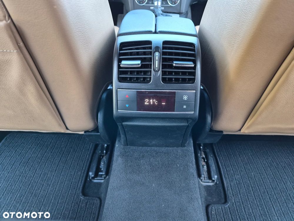 Mercedes-Benz Klasa C 300 CDI BlueEff 4-Matic Avantgarde - 37