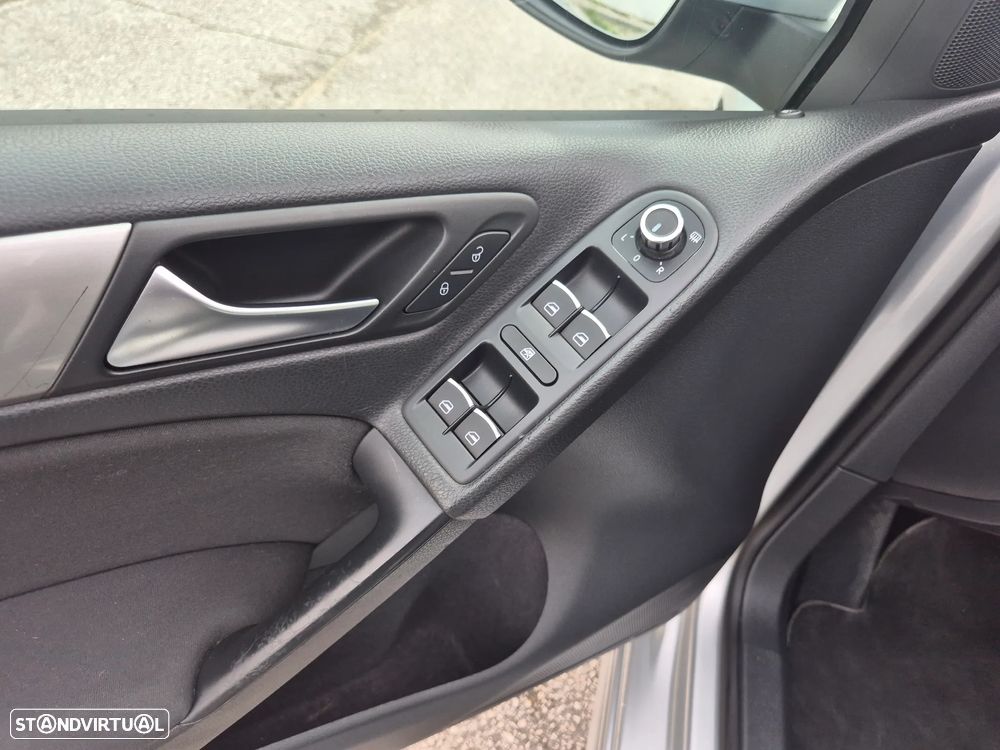 VW Golf 1.6 TDi Trendline BlueMotion - 12