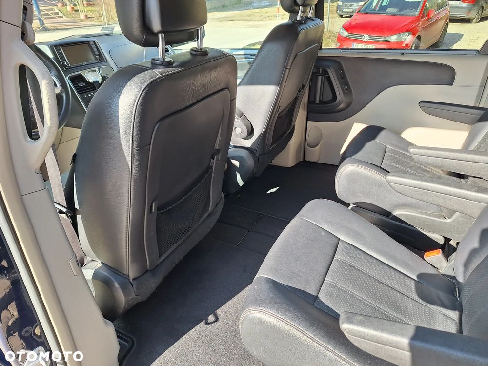 Chrysler Town & Country - 17